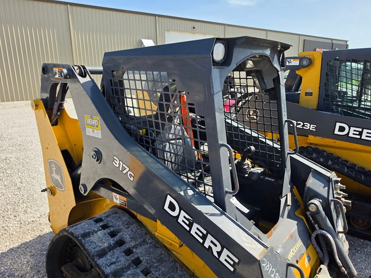 2023-deere-317g-image-24