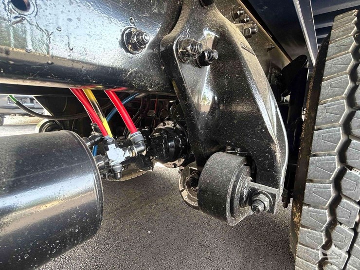 2018-freightliner-m2-106-image-42