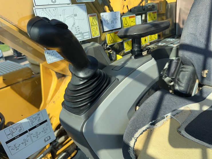 2015-caterpillar-326fl-image-15