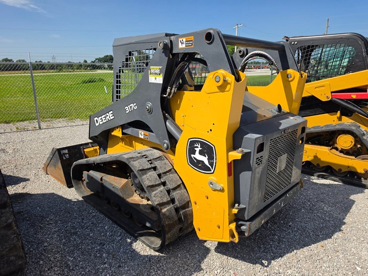 2023-deere-317g-image-16