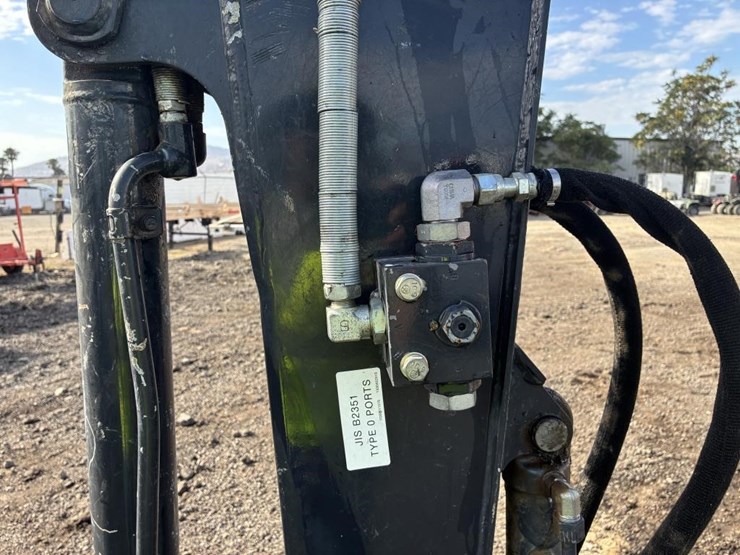 2023-deere-35g-image-11