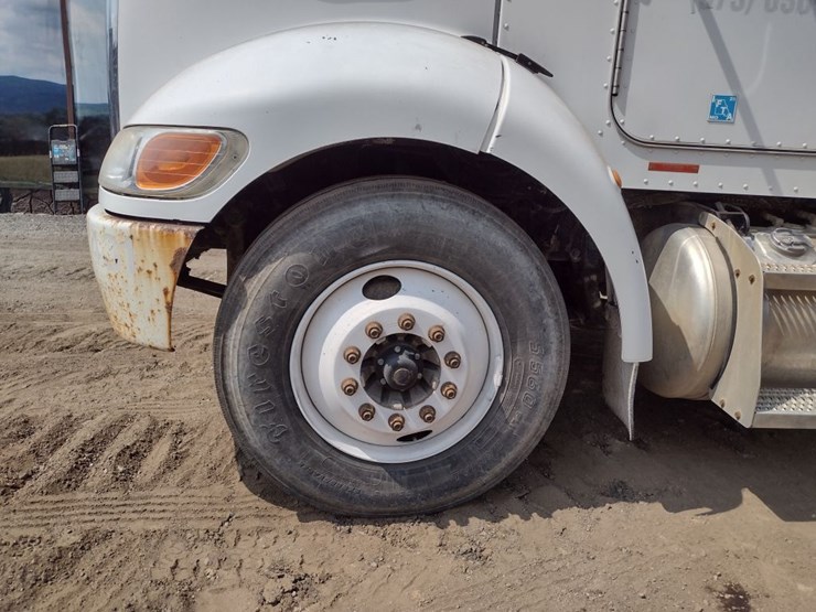 peterbilt-335-image-19