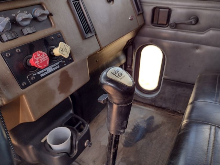 peterbilt-330-image-13