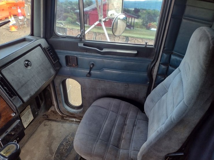 1995-peterbilt-378-image-11