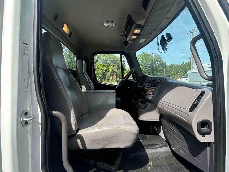 2019-freightliner-m2-106-image-70