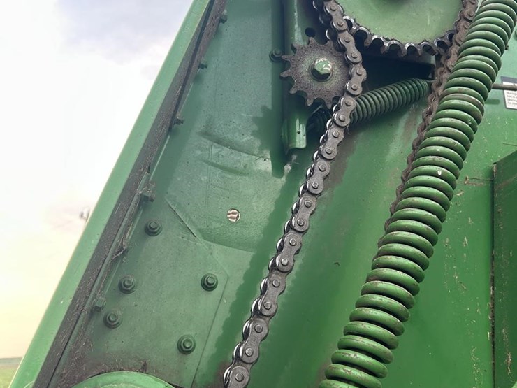 2010-john-deere-568-image-39