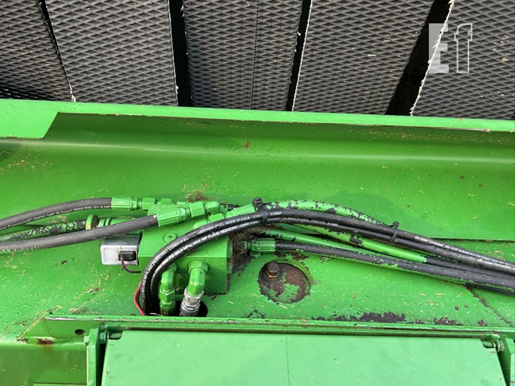 2010-john-deere-568-image-14