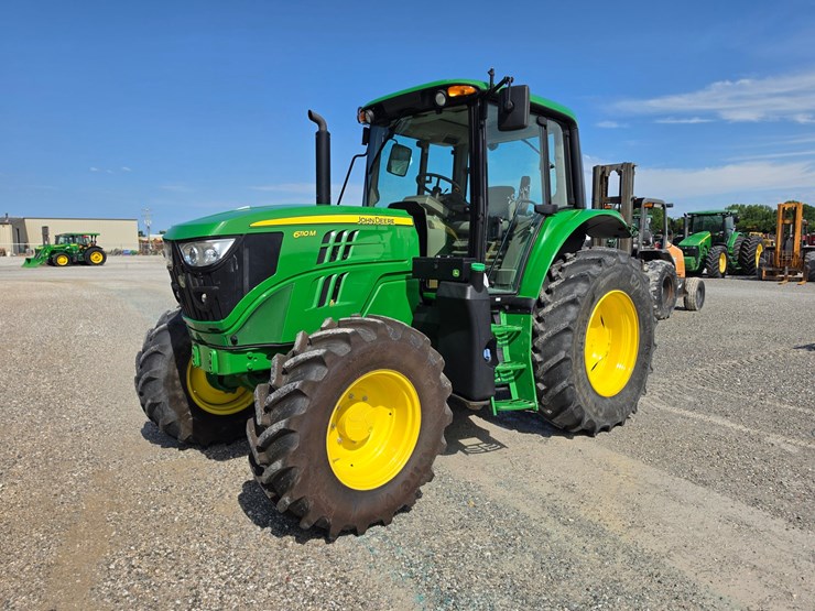 2019-john-deere-6110m-image-1