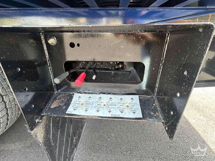 2018-freightliner-m2-106-image-48