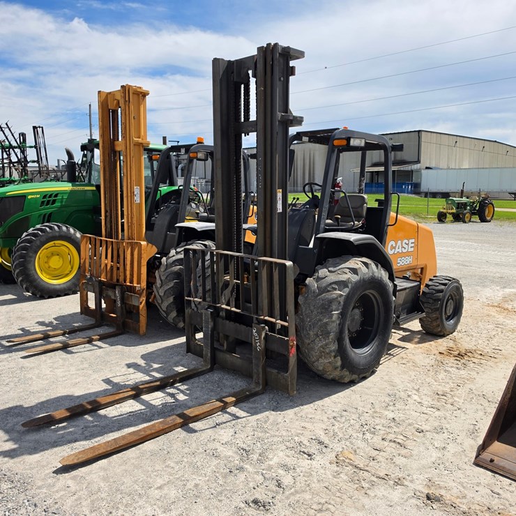 2019 CASE 588H