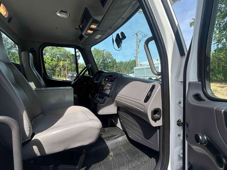 2019-freightliner-m2-106-image-52