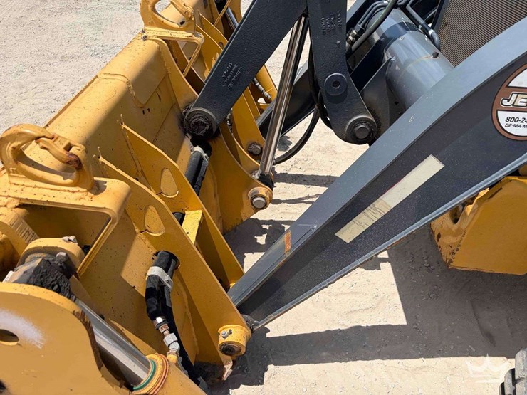 2020-deere-310l-image-25
