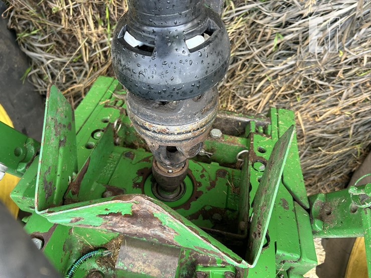 2010-john-deere-568-image-10
