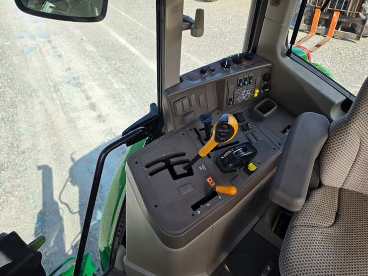2019-john-deere-6110m-image-8