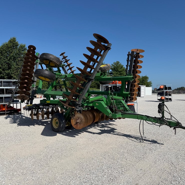 2004 JOHN DEERE 637