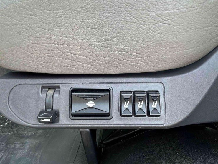 2018-freightliner-m2-106-image-51