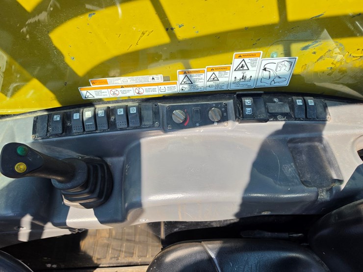 2016-caterpillar-th255c-image-10