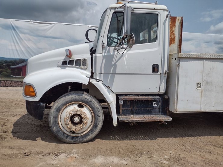 freightliner-fl70-image-12