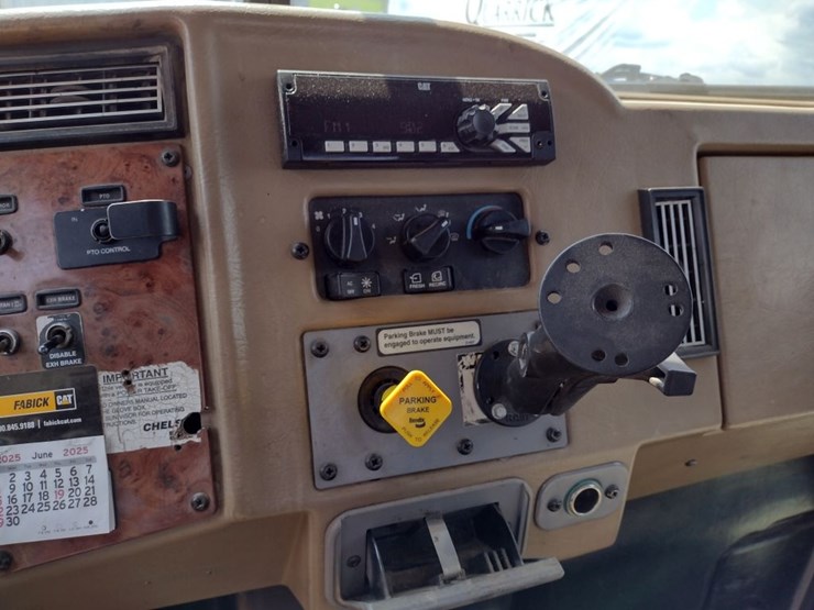 peterbilt-335-image-12
