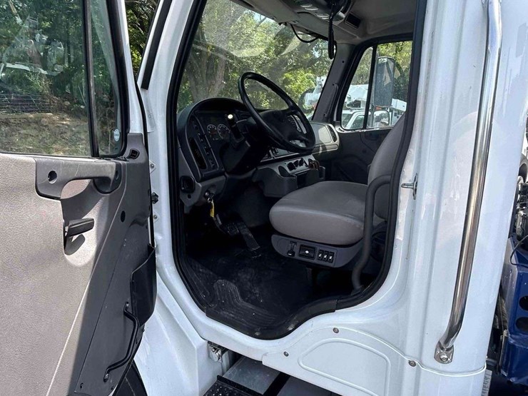 2018-freightliner-m2-106-image-55