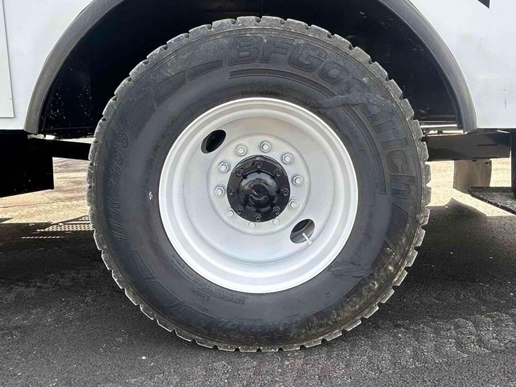 2019-freightliner-m2-106-image-16