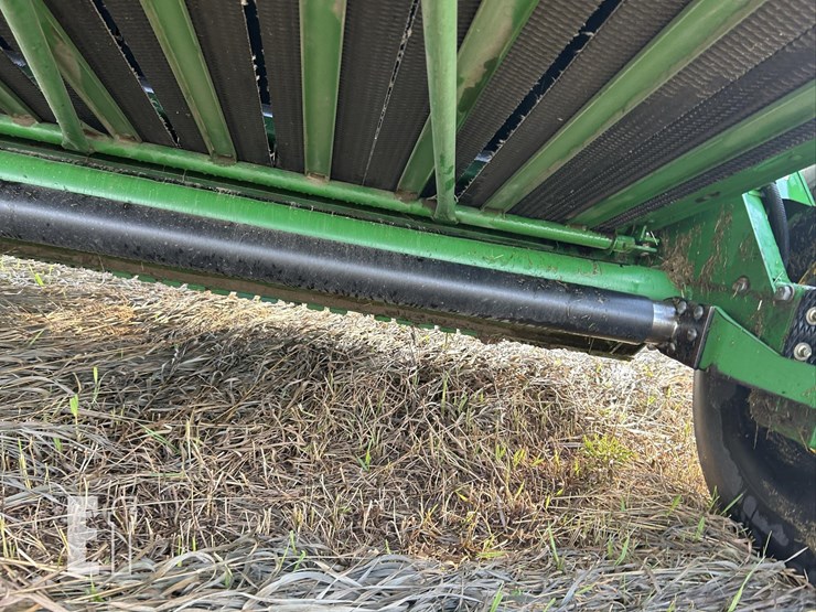 2010-john-deere-568-image-28