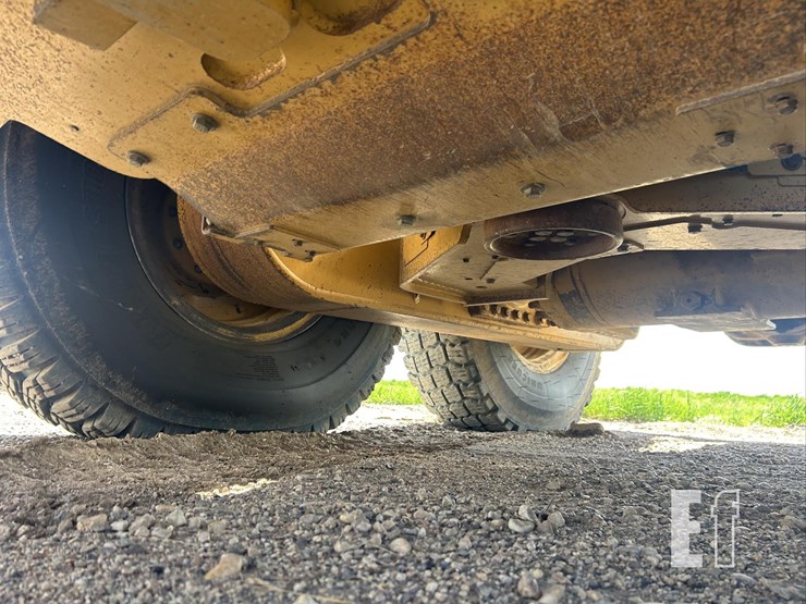 2011-caterpillar-140m2-awd-image-50
