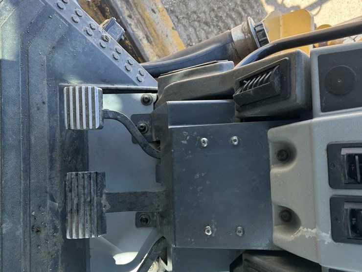 2011-caterpillar-140m2-awd-image-60