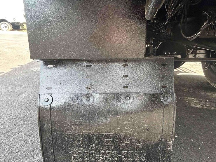 2019-freightliner-m2-106-image-13