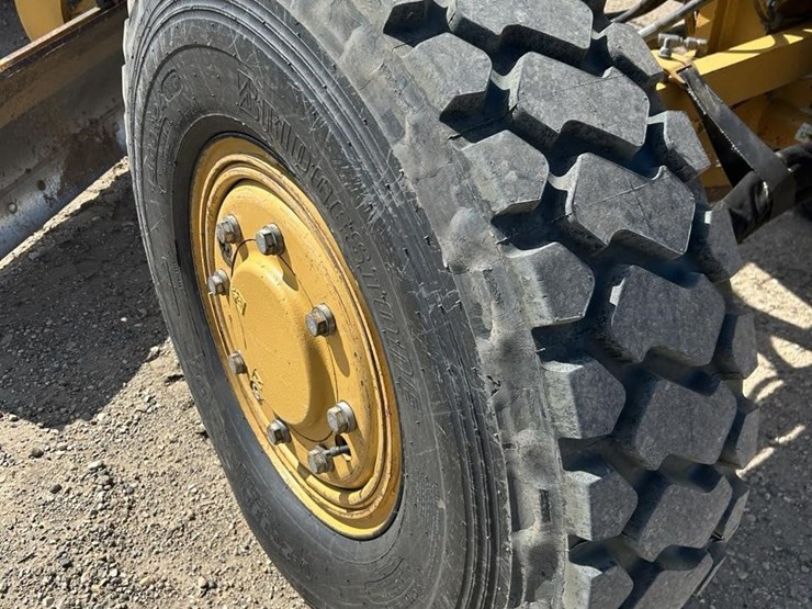 2011-caterpillar-140m2-awd-image-25