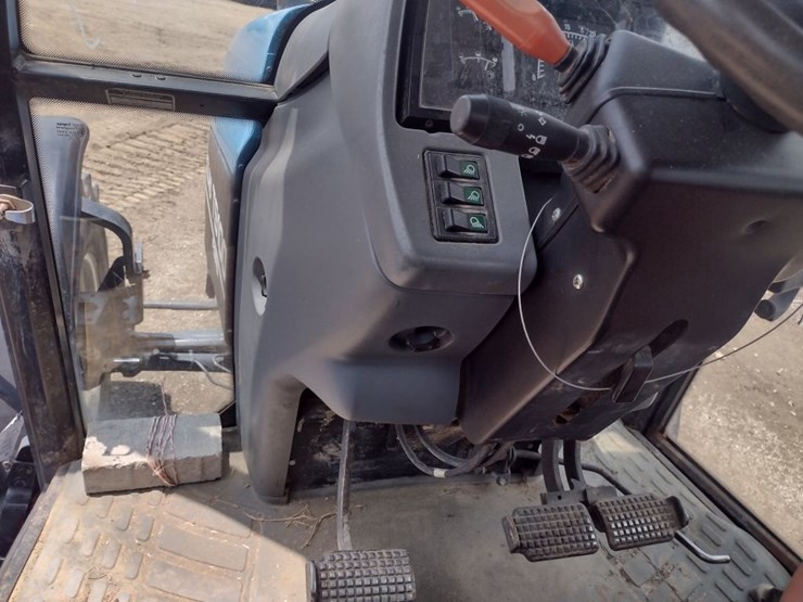 new-holland-ts100-image-11