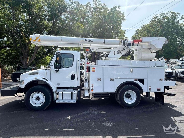 2019-freightliner-m2-106-image-24