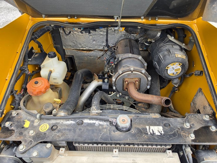 2022-deere-317g-image-17
