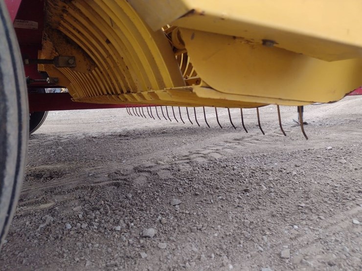 6-new-holland-570-image-13