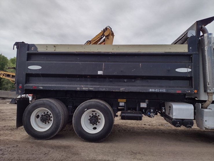peterbilt-348-image-21