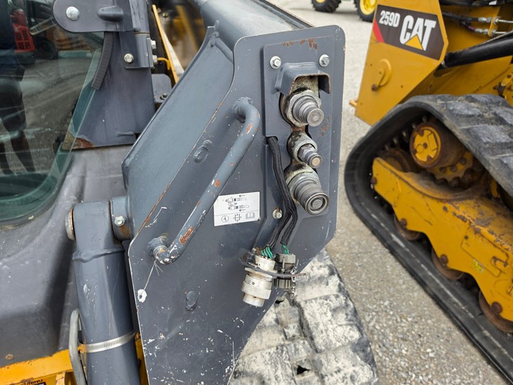 2015-deere-323e-image-6