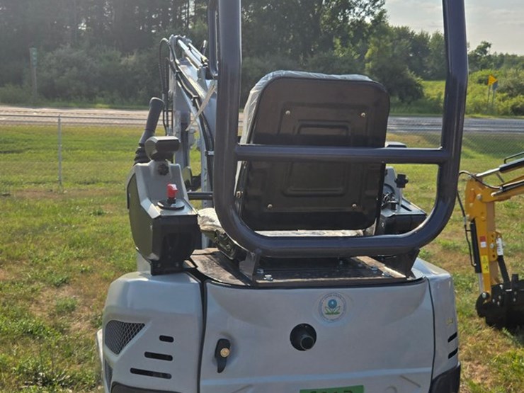 #8803-•-ats-me18-mini-excavator-image-1