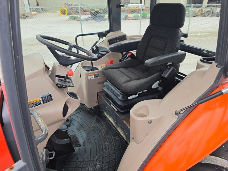 2017-kubota-m7060-image-12