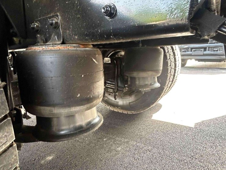 2018-freightliner-m2-106-image-46