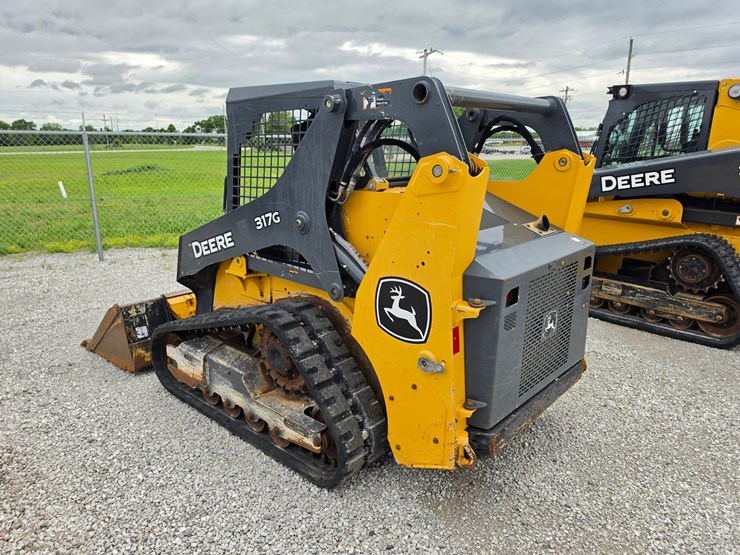 2022-deere-317g-image-15