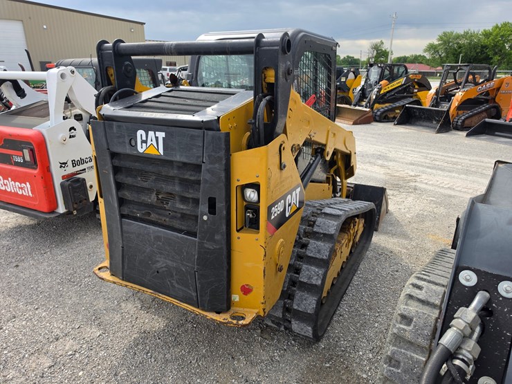 2016-caterpillar-259d-image-19