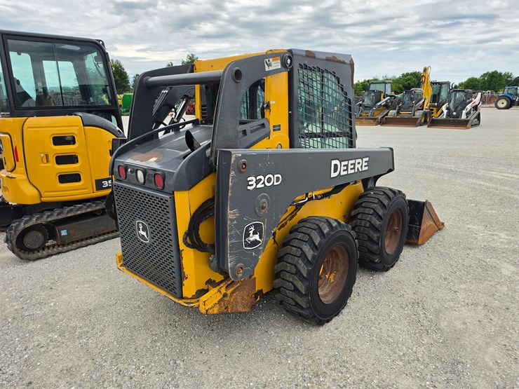 2013-deere-320d-image-18