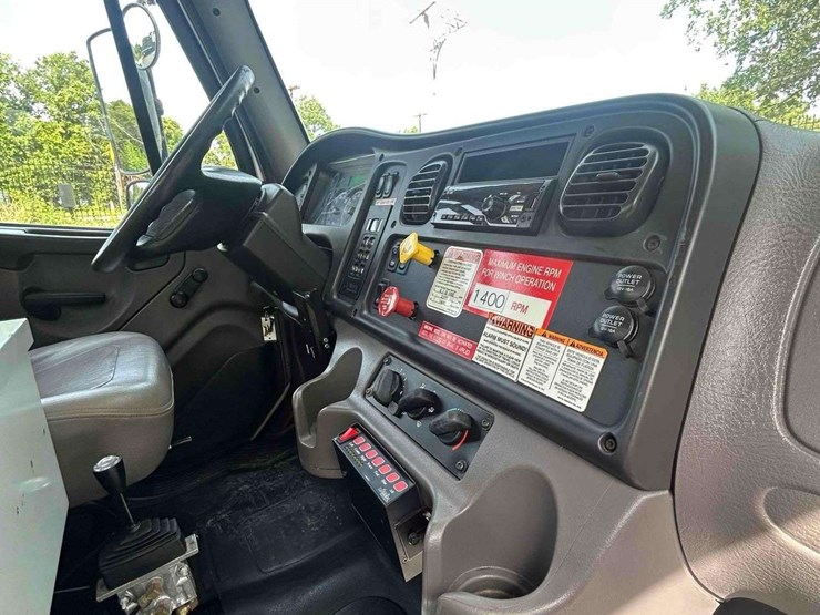2019-freightliner-m2-106-image-61