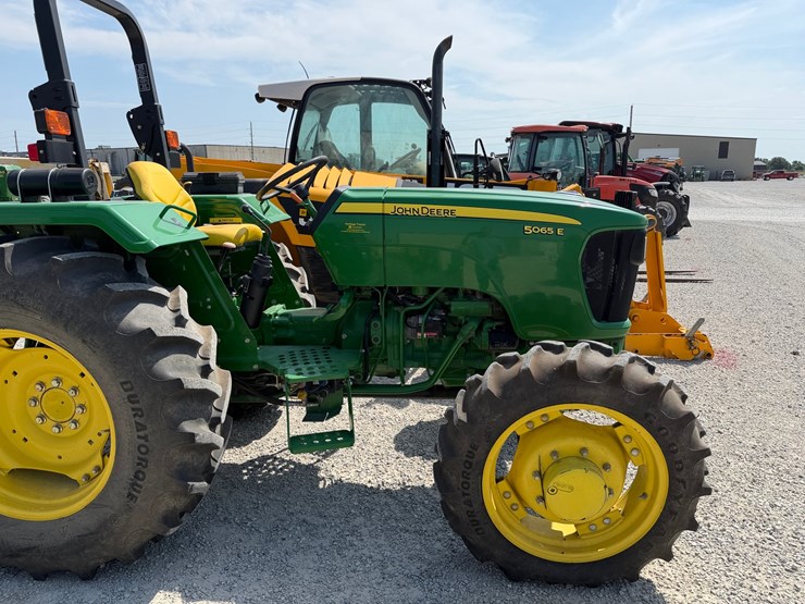 2011-john-deere-5065e-image-4