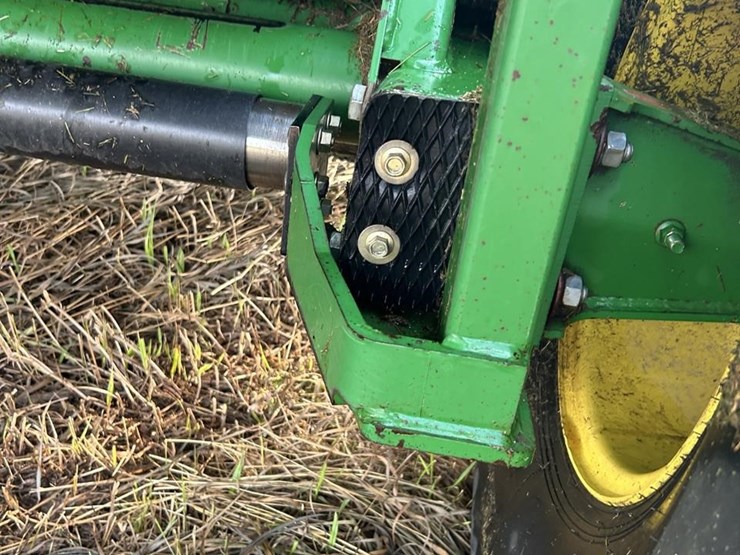2010-john-deere-568-image-23