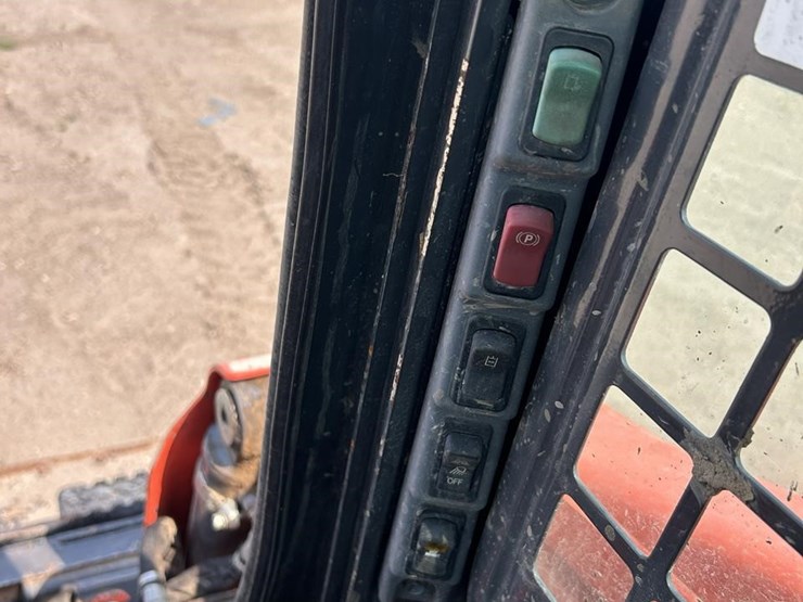 kubota-ssv75-image-17