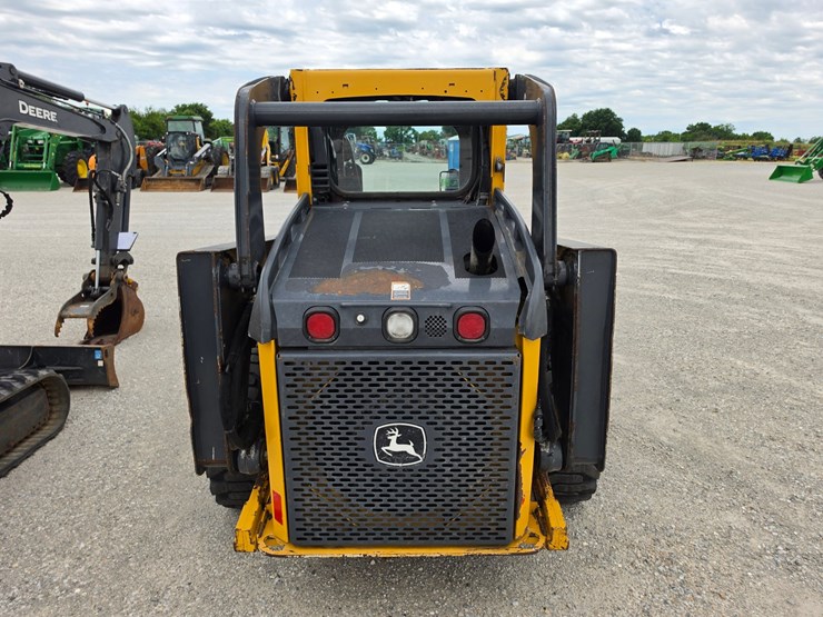 2013-deere-320d-image-16