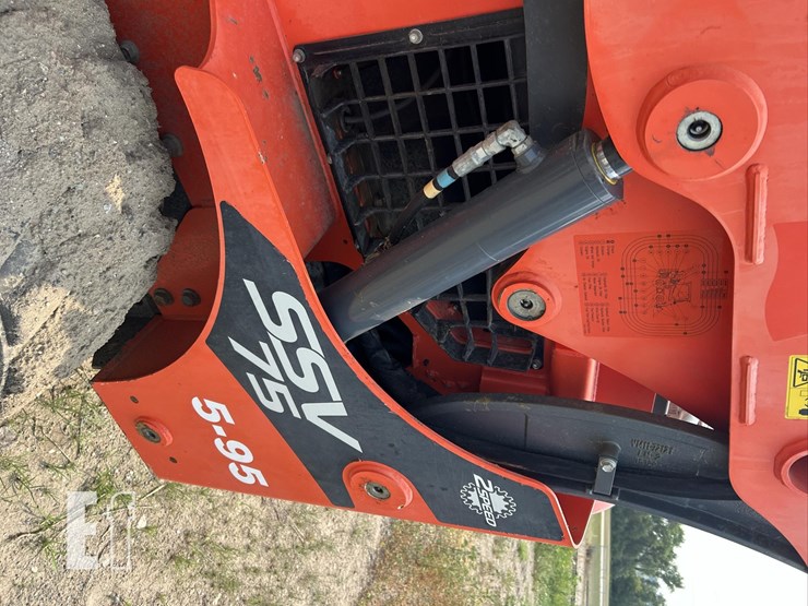kubota-ssv75-image-23