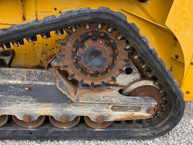 2022-deere-317g-image-14