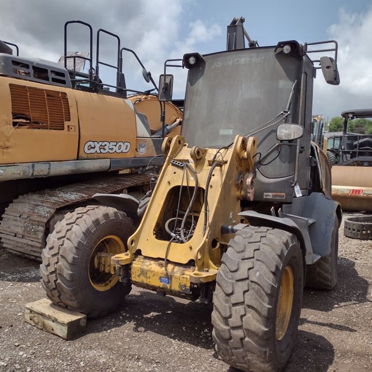 DEERE 324L
